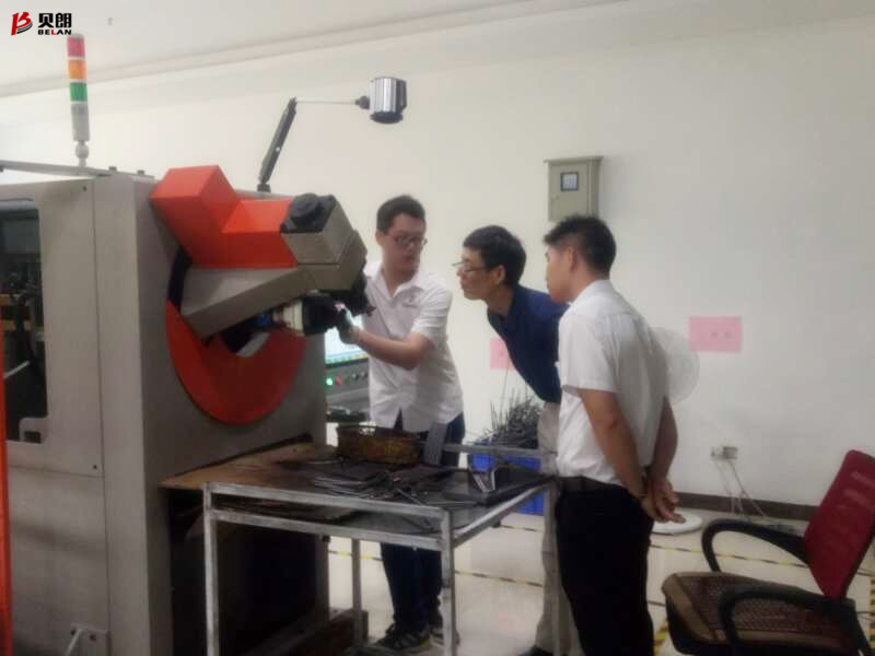 佛山客戶來貝朗看不銹鋼成型機(jī)，現(xiàn)場(chǎng)打樣談合作